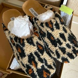 Steve Madden Vesa Leopard Clogs